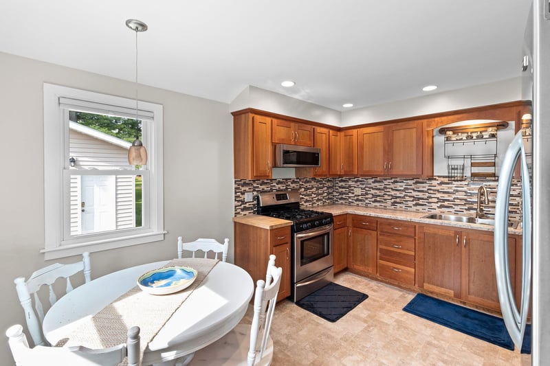 1253 Marian Ln, Green Bay, WI 54304-2337