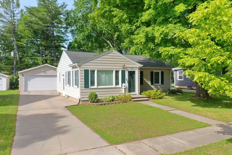 1253 Marian Ln, Green Bay, WI 54304-2337
