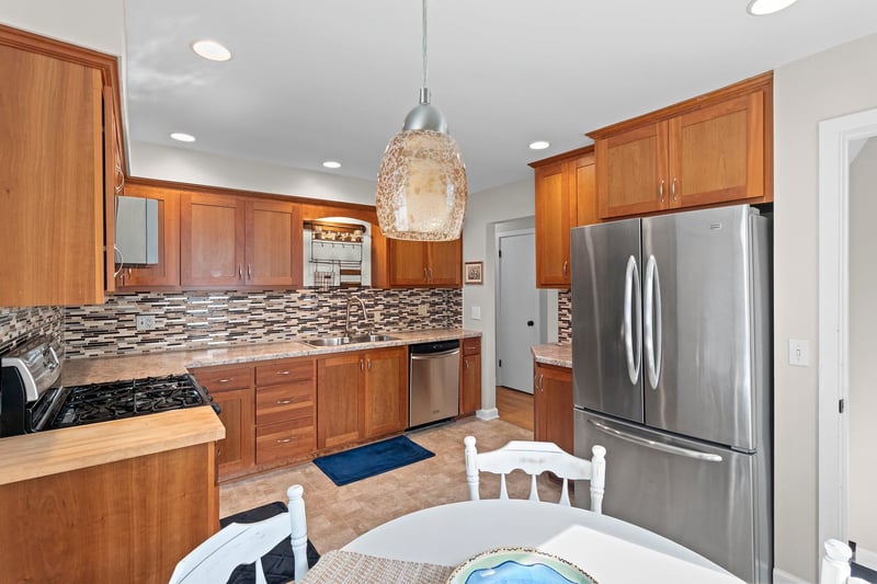 1253 Marian Ln, Green Bay, WI 54304-2337