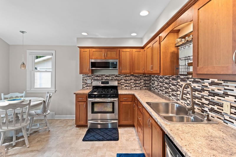 1253 Marian Ln, Green Bay, WI 54304-2337