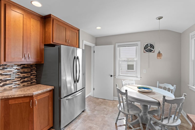 1253 Marian Ln, Green Bay, WI 54304-2337