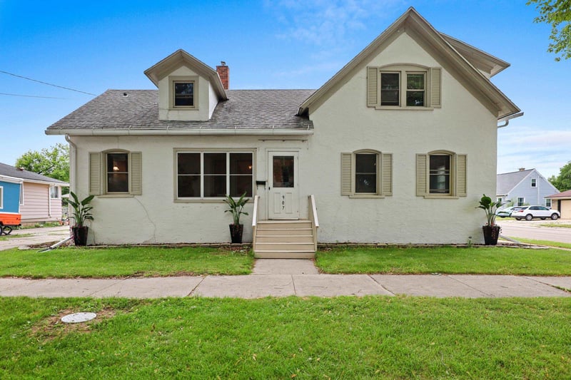 907 Elmore St, Green Bay, WI 54303