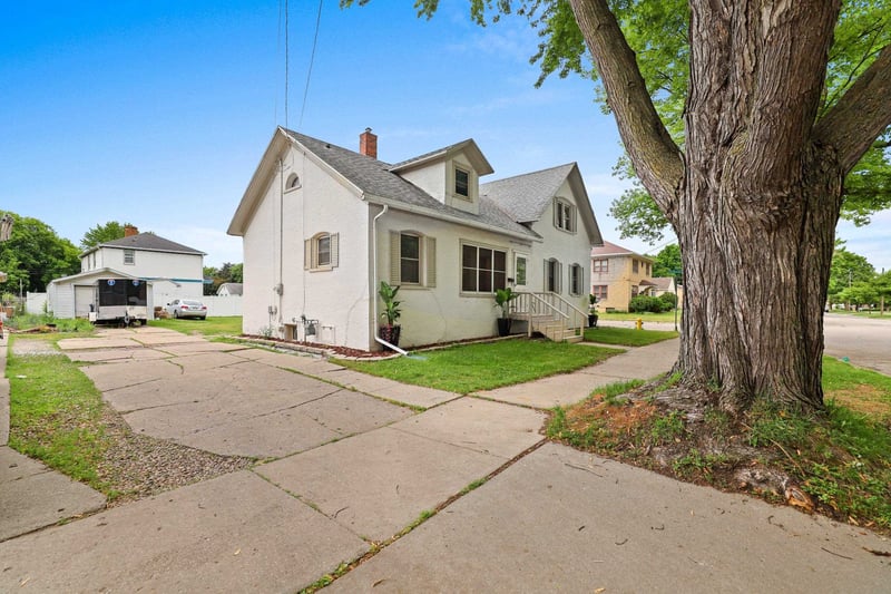 907 Elmore St, Green Bay, WI 54303