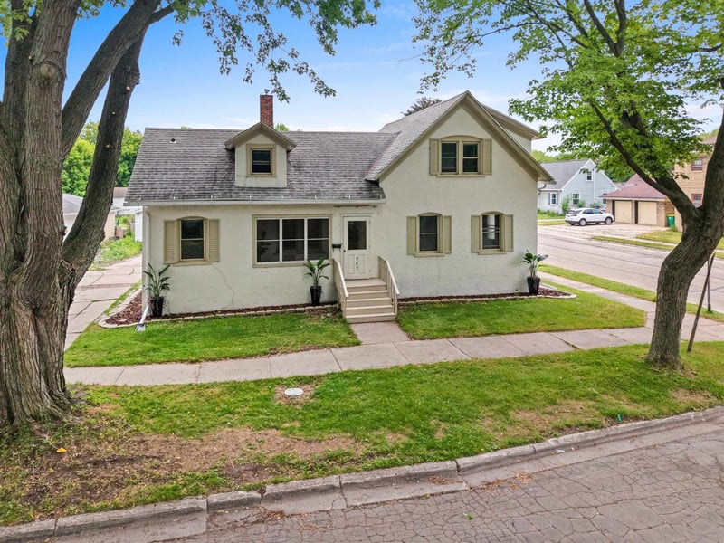 907 Elmore St, Green Bay, WI 54303