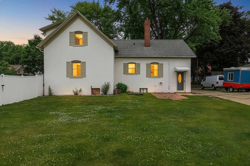907 Elmore St, Green Bay, WI 54303