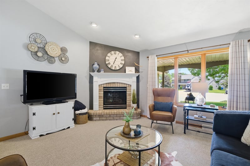 205 Oak Knoll Ct, Hortonville, WI 54944