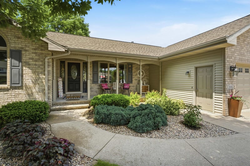 205 Oak Knoll Ct, Hortonville, WI 54944
