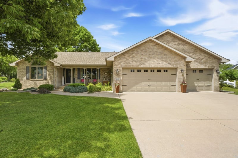 205 Oak Knoll Ct, Hortonville, WI 54944