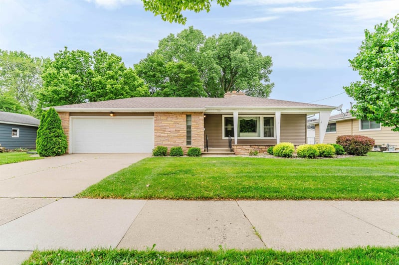1947 Mccurdy St, Oshkosh, WI 54902