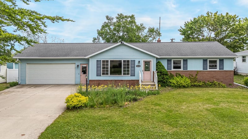 1614 Dawn St, Algoma, WI 54201