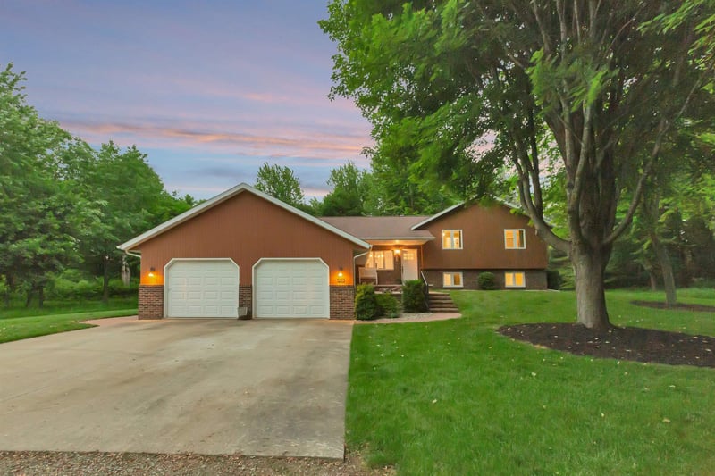 N5210 Whitetail Dr, Seymour, WI 54165