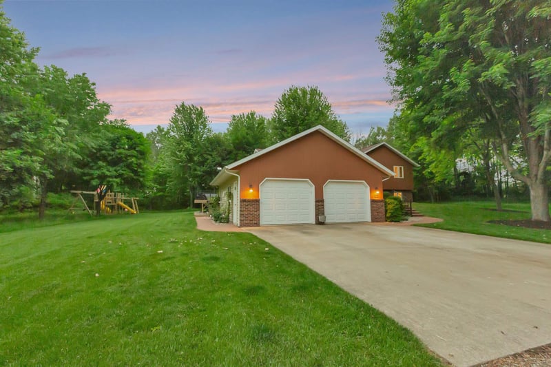 N5210 Whitetail Dr, Seymour, WI 54165