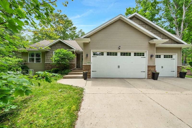 1014 La Count Rd, Green Bay, WI 54313