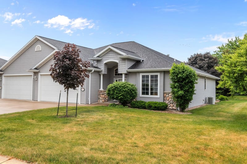 111 Regent Pl, Neenah, WI 54956-5077