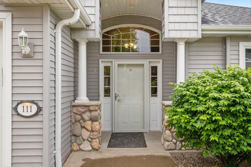111 Regent Pl, Neenah, WI 54956-5077