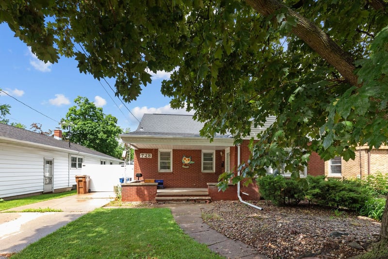 728 Tayco St, Menasha, WI 54952