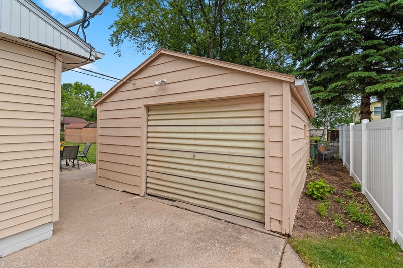 1429 Oneida St, Green Bay, WI 54304-3345