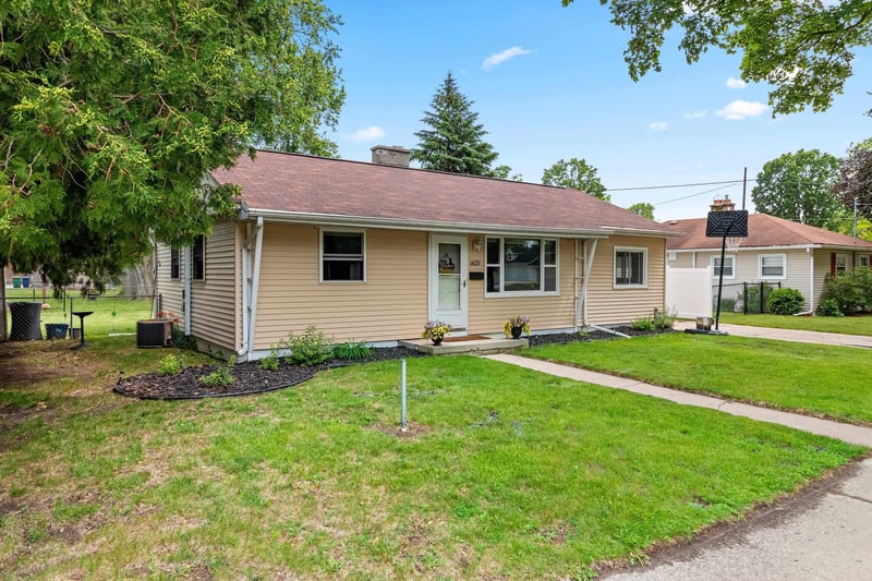 1429 Oneida St, Green Bay, WI 54304-3345