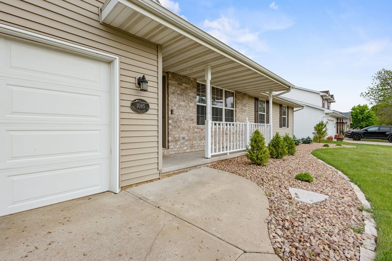1085 Grassymeadow Ln, Menasha, WI 54952