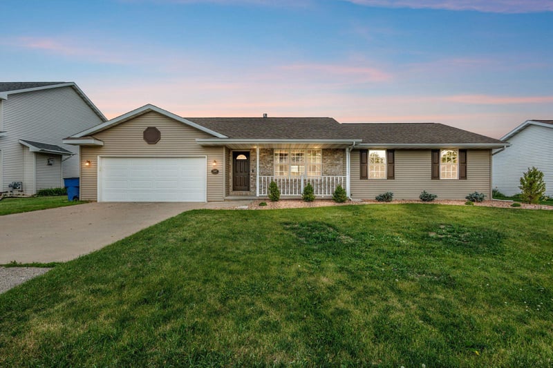 1085 Grassymeadow Ln, Menasha, WI 54952
