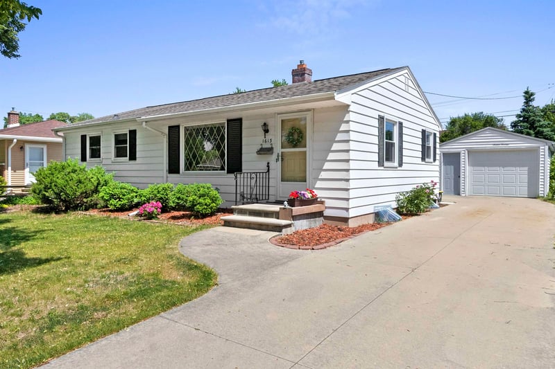 1613 Jay Ln, Green Bay, WI 54304-3428
