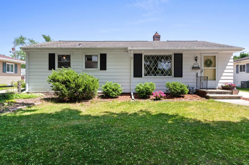 1613 Jay Ln, Green Bay, WI 54304-3428