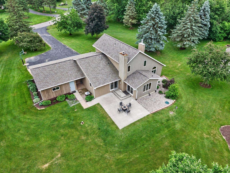 N2935 Valley View Dr, Hortonville, WI 54944