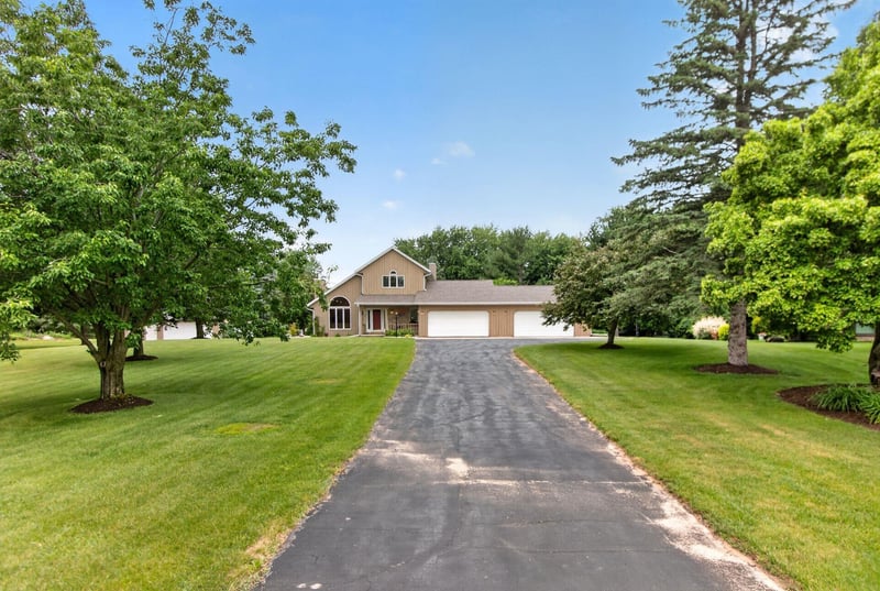 N2935 Valley View Dr, Hortonville, WI 54944