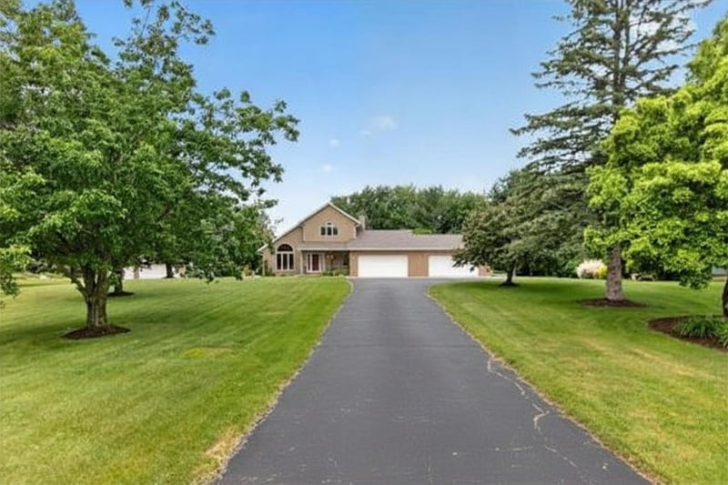 N2935 Valley View Dr, Hortonville, WI 54944