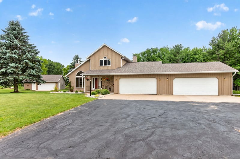 N2935 Valley View Dr, Hortonville, WI 54944