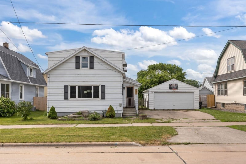 831 Winnebago Ave, Oshkosh, WI 54901