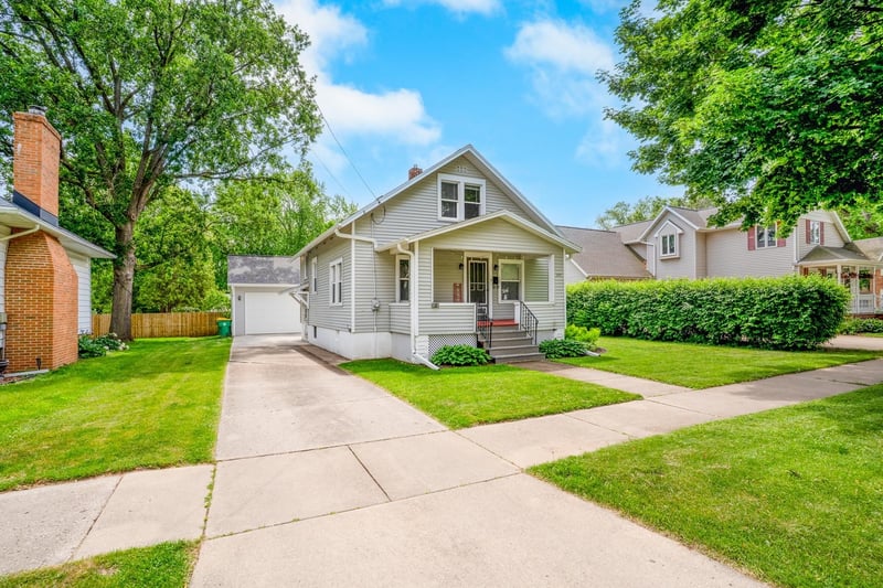 1037 Roosevelt St, Green Bay, WI 54301-3101