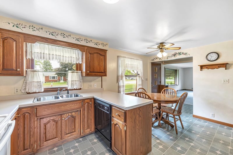 1107 Main St, Luxemburg, WI 54217