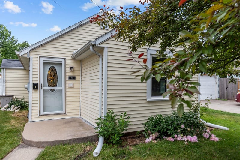 1711 Meade St, Appleton, WI 54911