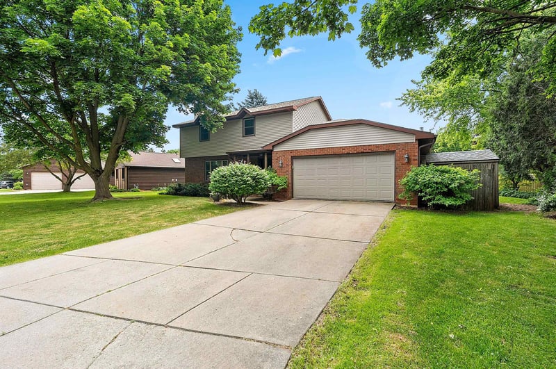 716 Eau Claire Pl, De Pere, WI 54115-3675