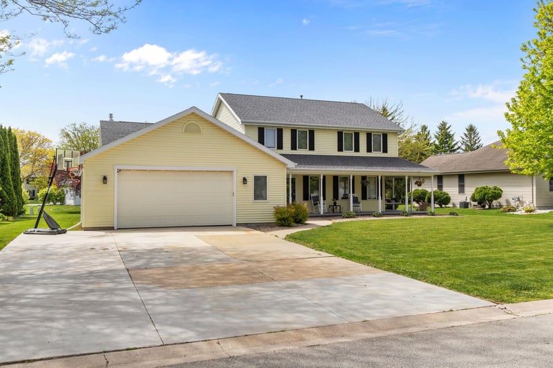 1079 Grassy Plains Dr, Neenah, WI 54956
