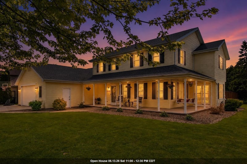 1079 Grassy Plains Dr, Neenah, WI 54956