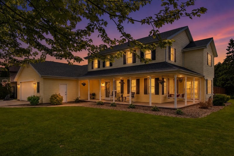 1079 Grassy Plains Dr, Neenah, WI 54956