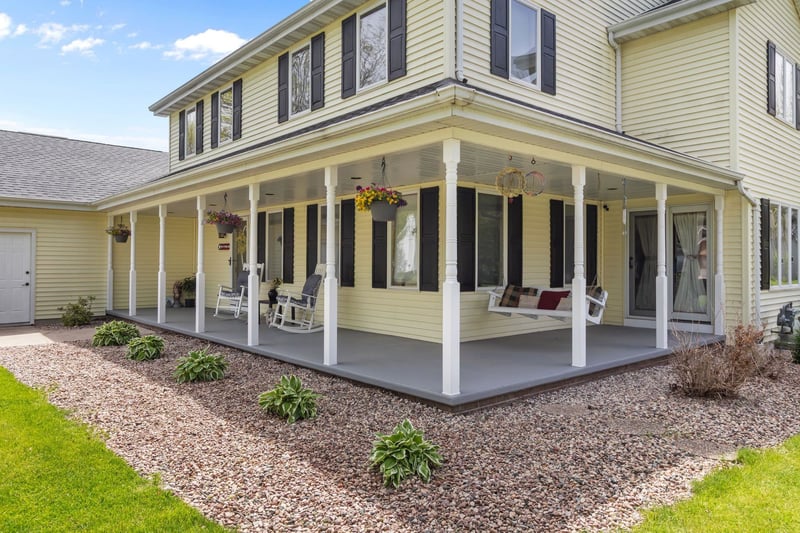 1079 Grassy Plains Dr, Neenah, WI 54956