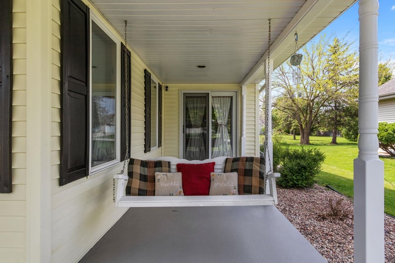1079 Grassy Plains Dr, Neenah, WI 54956