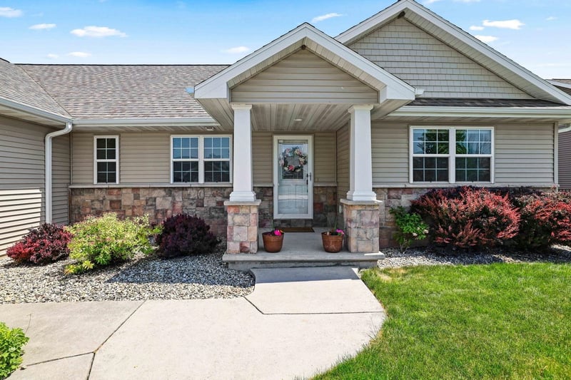 2143 Melcorn Cir, De Pere, WI 54115-7121