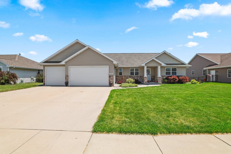 2143 Melcorn Cir, De Pere, WI 54115-7121