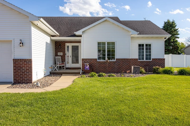 1304 Whitetail Dr, Neenah, WI 54956-4354