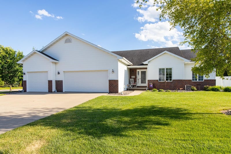 1304 Whitetail Dr, Neenah, WI 54956-4354