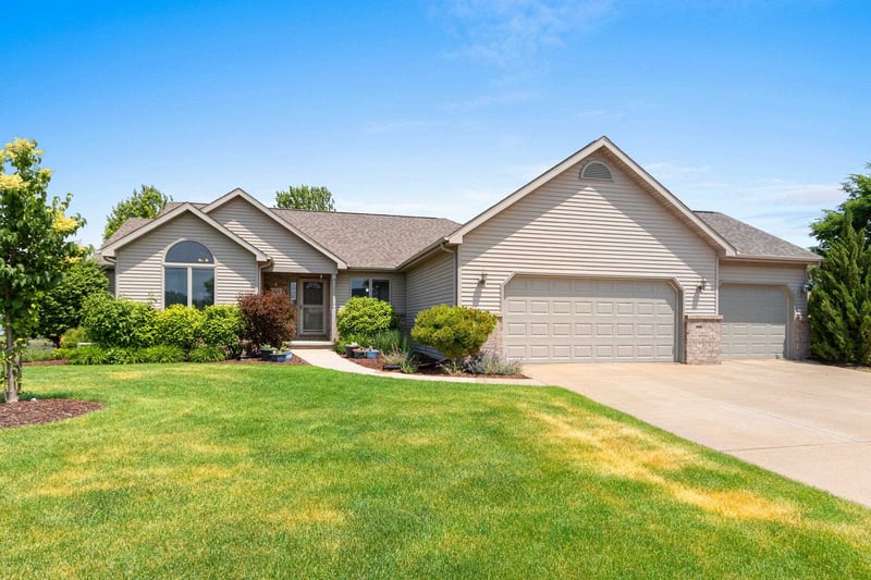 1301 Kampo Dr, Neenah, WI 54956-4369