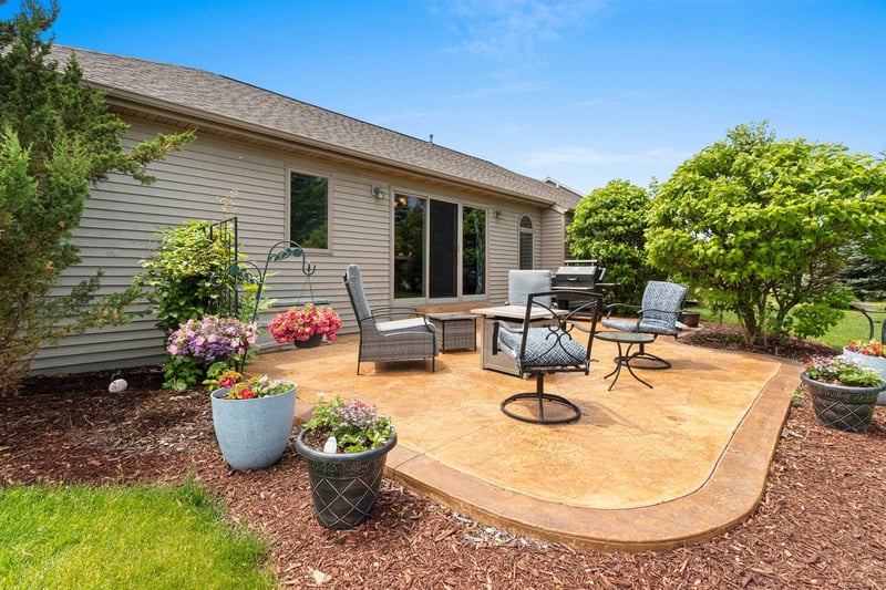 1301 Kampo Dr, Neenah, WI 54956-4369