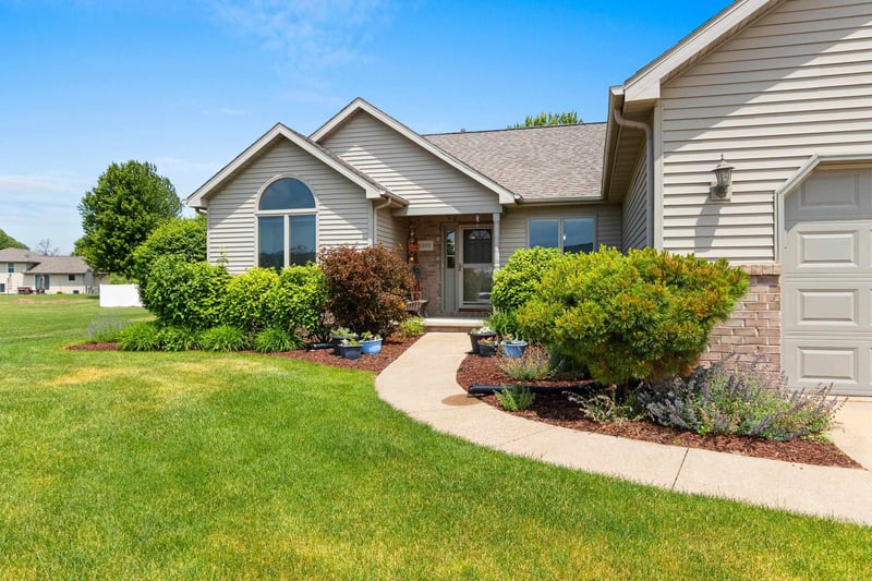 1301 Kampo Dr, Neenah, WI 54956-4369