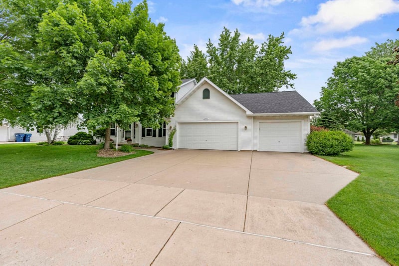 2936 Blue Moon Dr, Green Bay, WI 54311