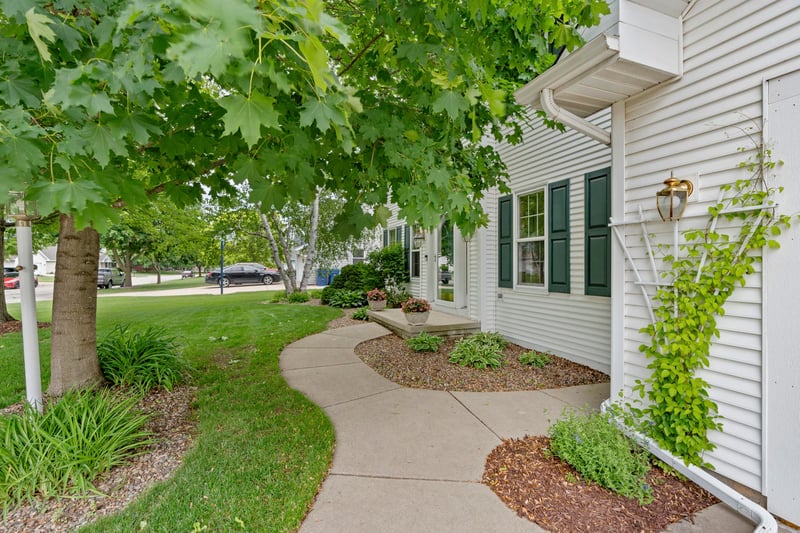2936 Blue Moon Dr, Green Bay, WI 54311