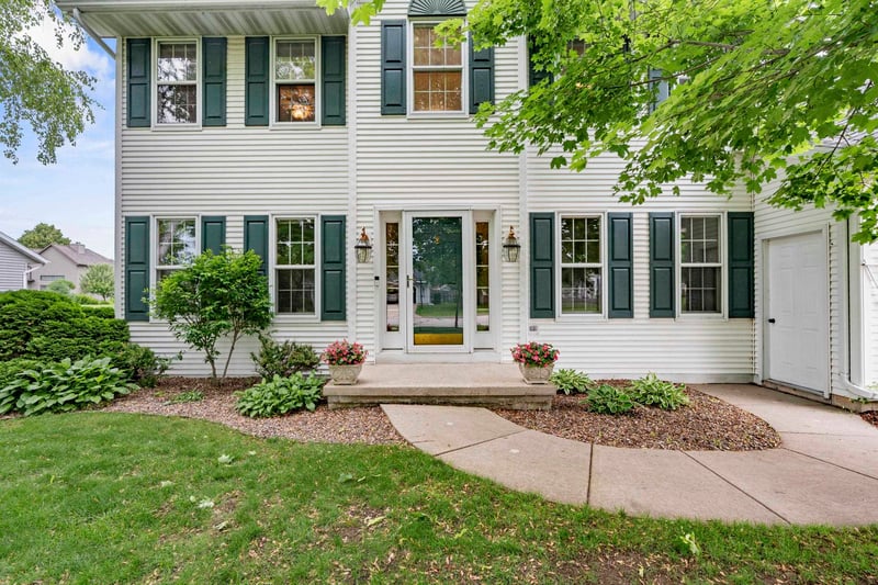 2936 Blue Moon Dr, Green Bay, WI 54311